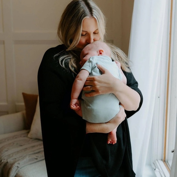 NWT Maternity Nursing Cover in Black - Picture 4 of 4